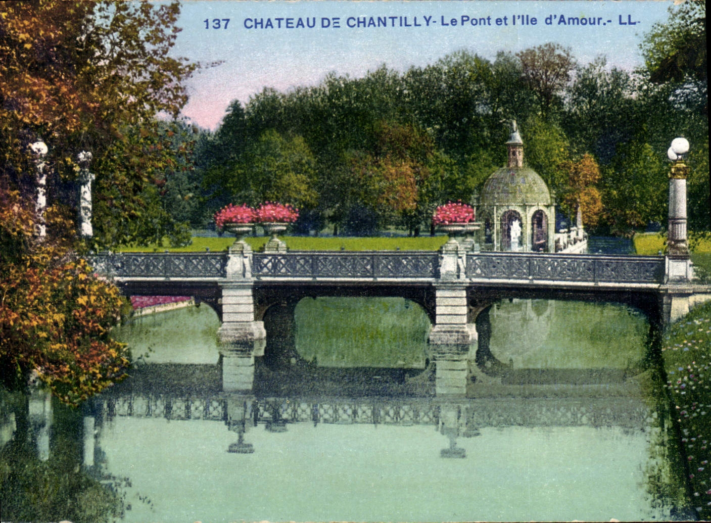 CPA Chateau de Chantilly Le Pont et l'lle d'Amour 
