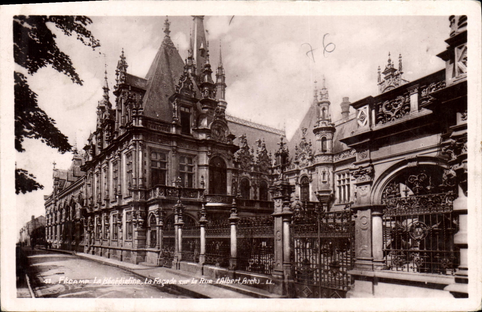CPA Fecamp La Benedictine La facade sur le rue 