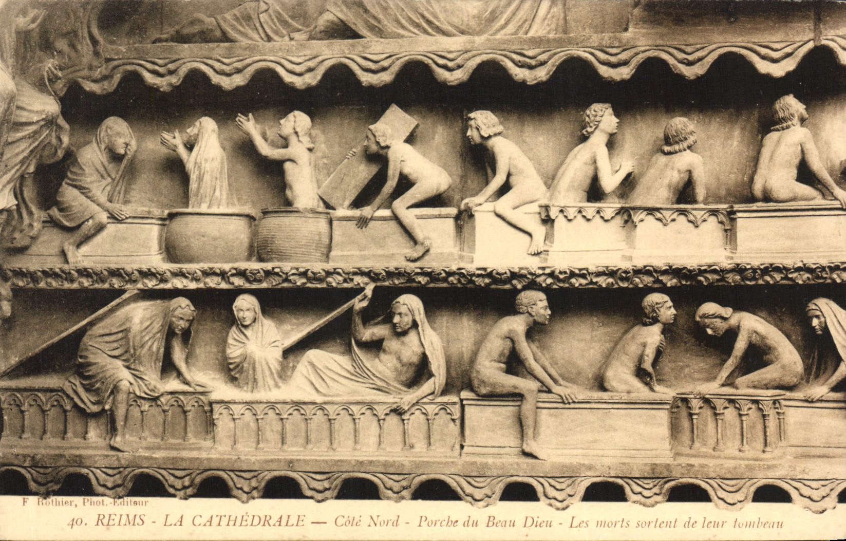 CPA Reims La Cathedrale Cote Nord Porche du Beau Dieu Les morts sortent de leur tombeau