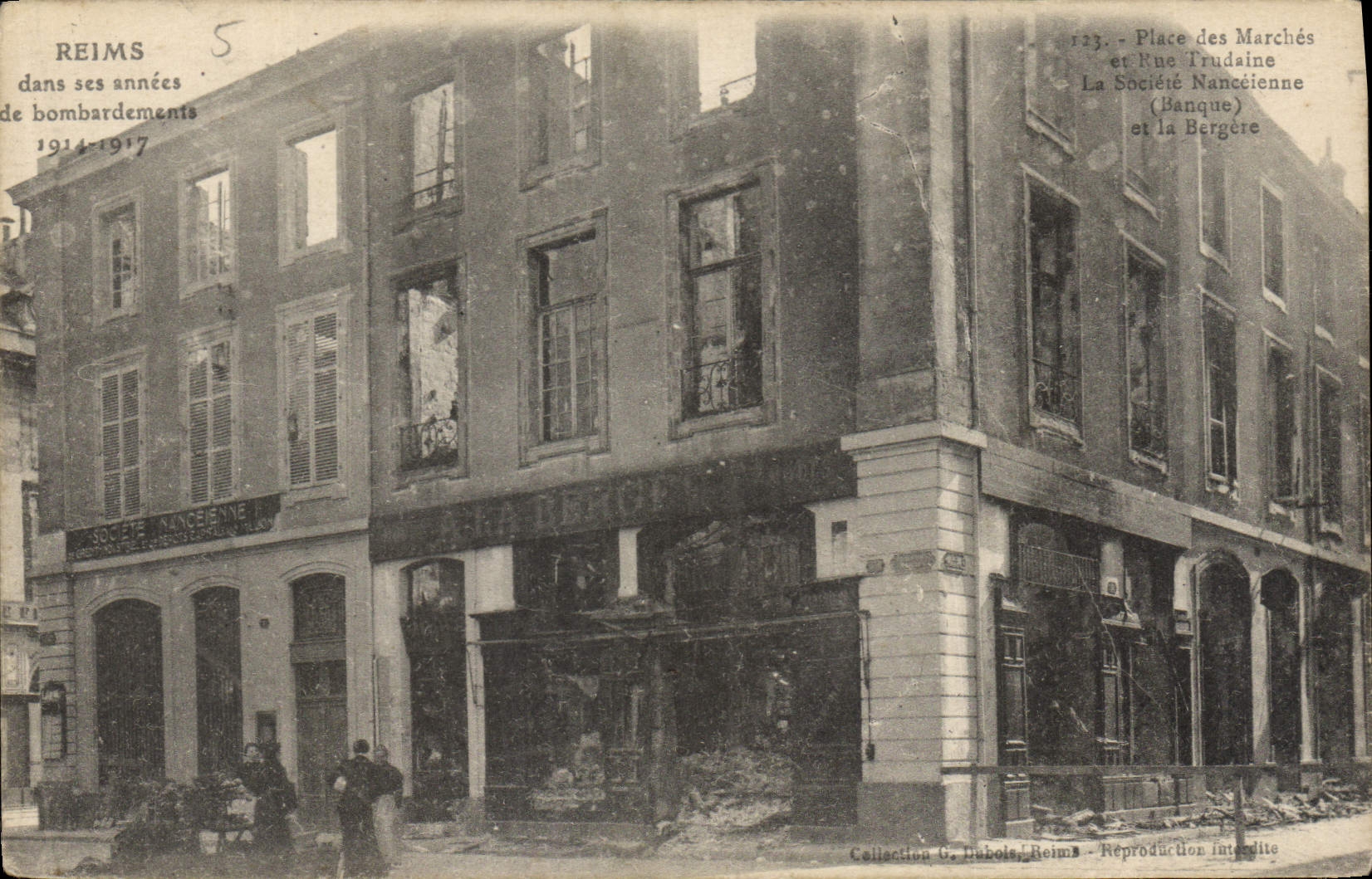 CPA Reims dans ses annees de bombardements 1914 1917 Place des Marches Militaria