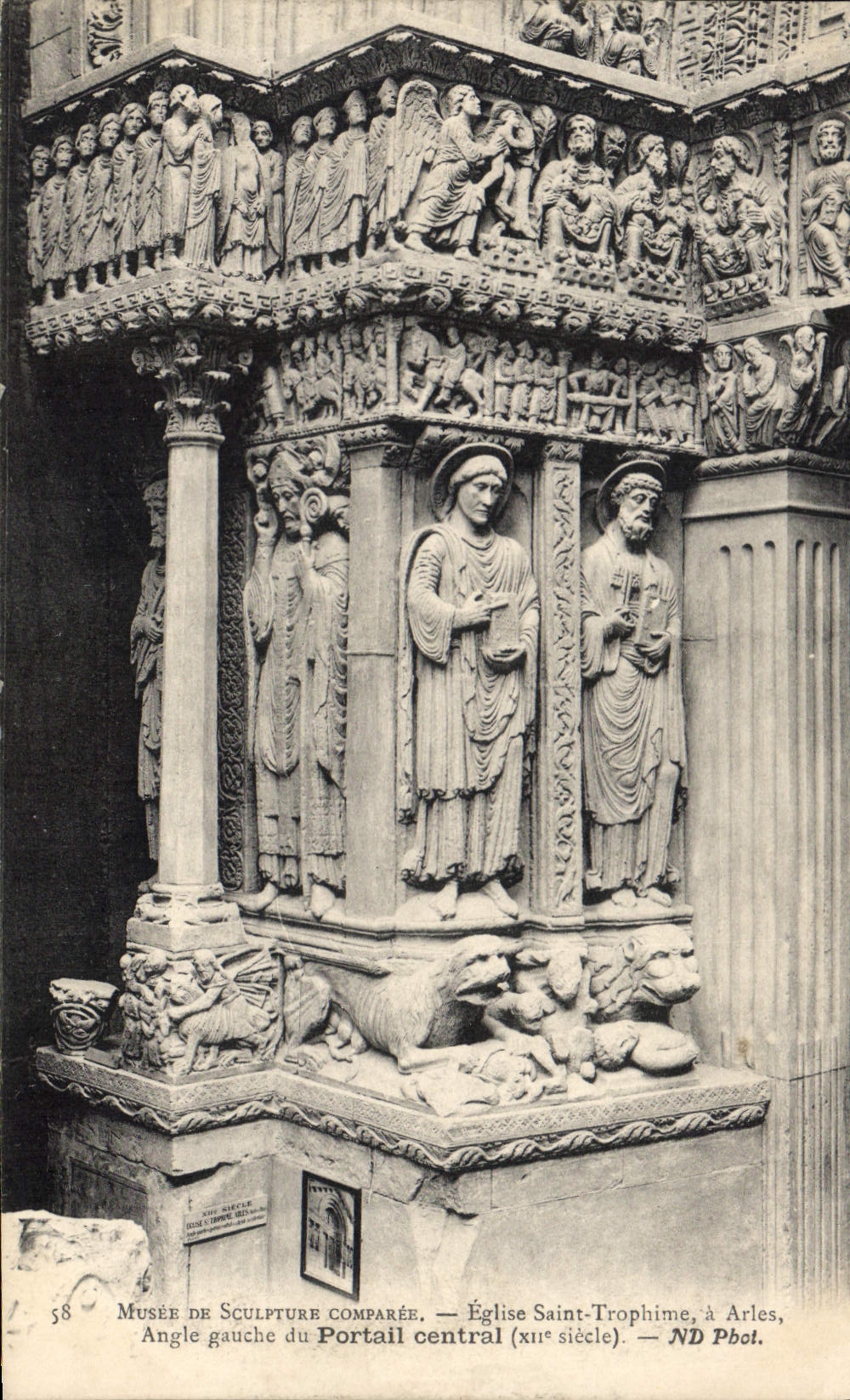 CPA Musee de sculpture Comparee Eglise Saint Trophime a Arles