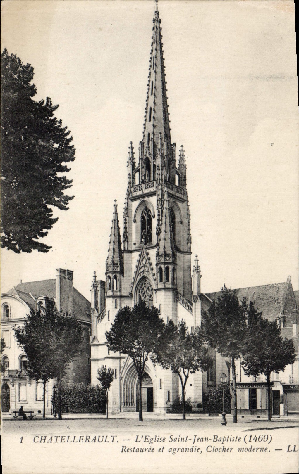 CPA Chatellerault L'Eglise Saint Jean Baptiste 1469 Restauree et agrandie Clocher moderne