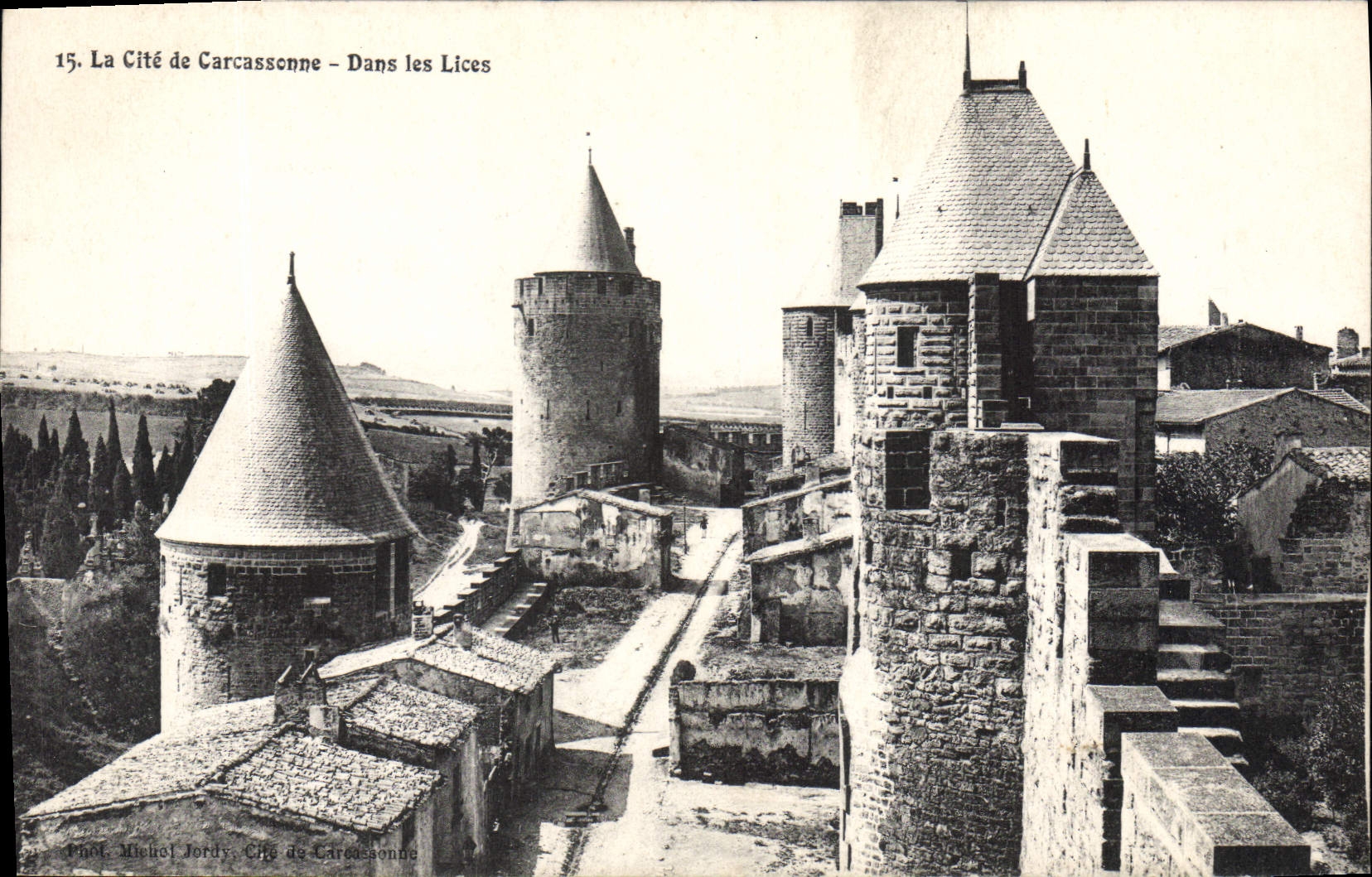 CPA La Cite de Carcassonne Dans les Lices