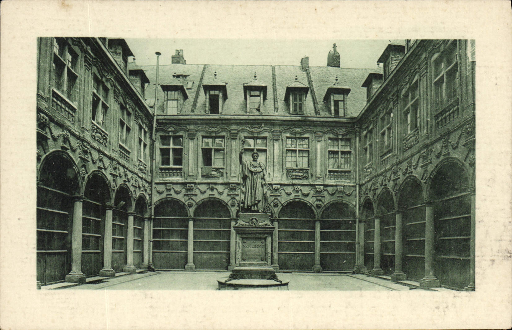 CPA Lille La Cour De L'Ancienne Bourse 