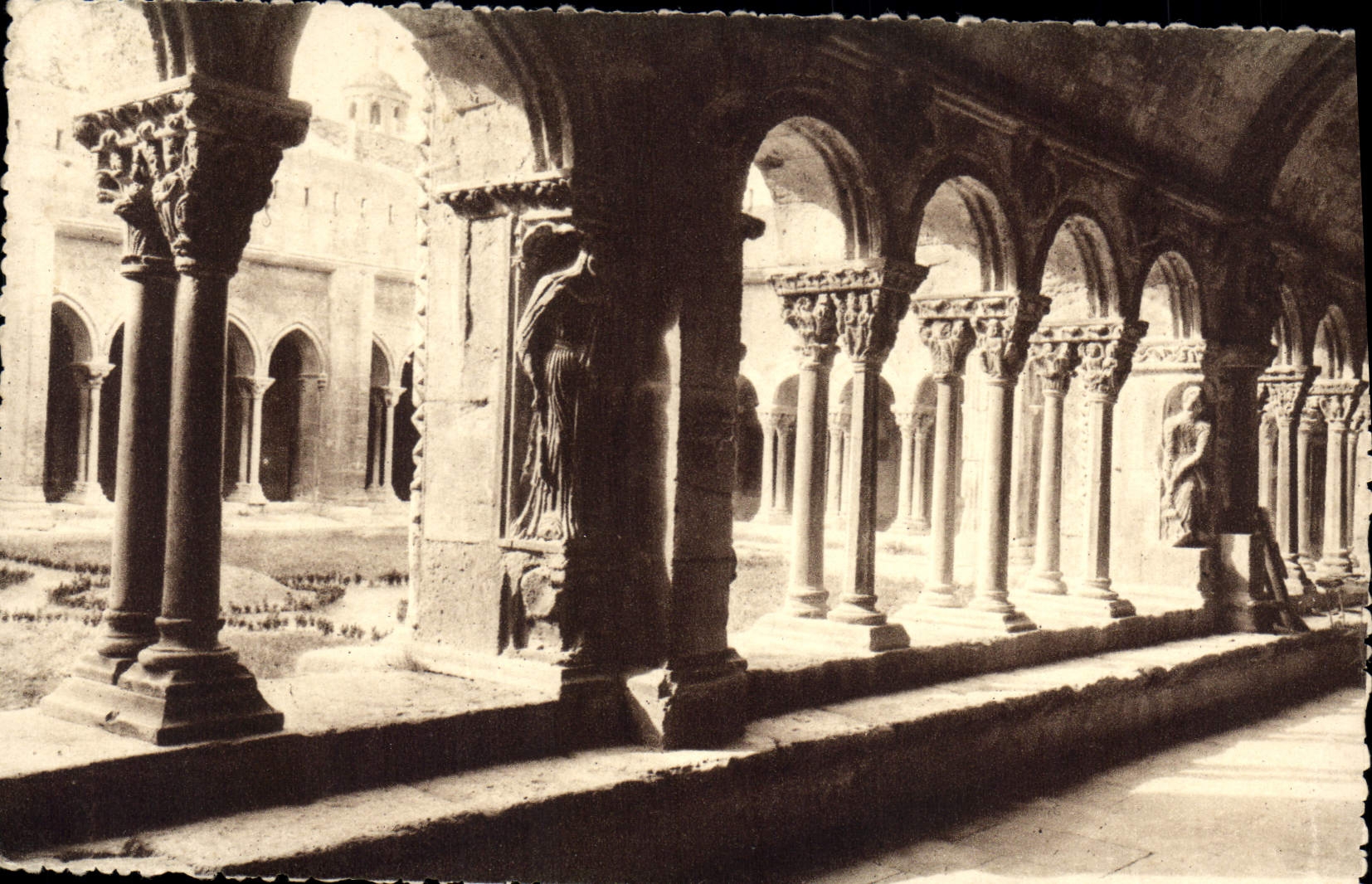 CPA Arles en Provence Cour du Cloitre Saint Trophime 