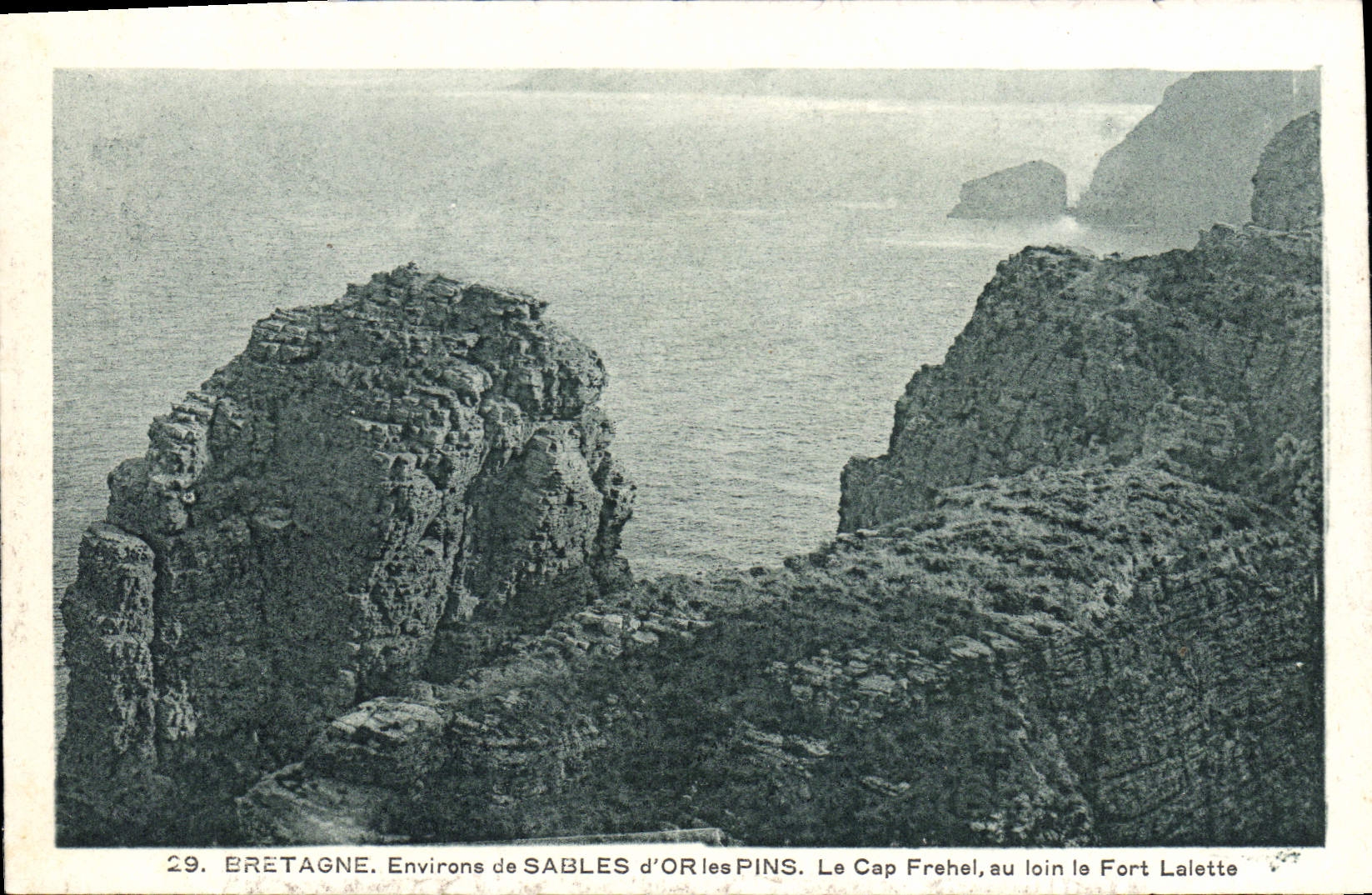 CPA Bretagne Environs de Sables d'or les pins Le Cap Frehel au loin la Fort Lalatte