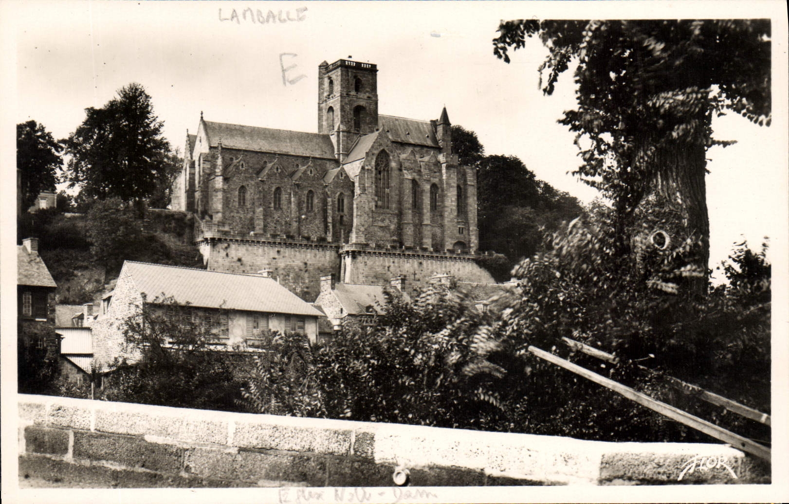 CPA Lamballe Notre Dame vue du vieux Pont 