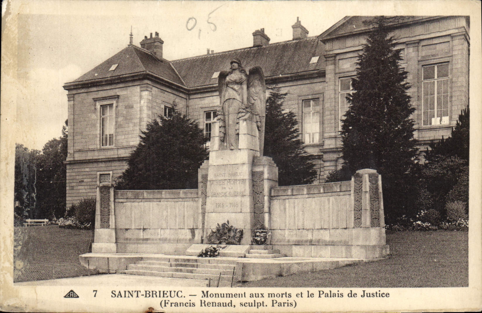CPA Saint Brieuc Monument aux morts et le Palais de Justice