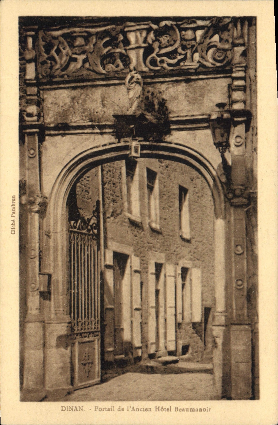 CPA Dinan Portail de l Ancien Hotel Beaumanoir 