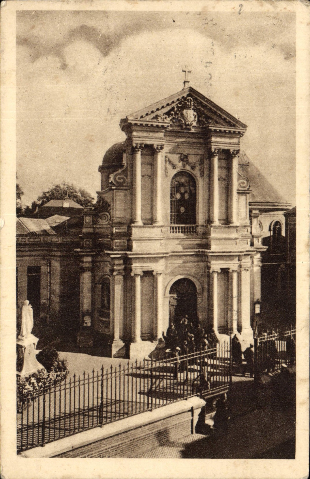 CPA Lisieux La caheplle des carmelites La facade