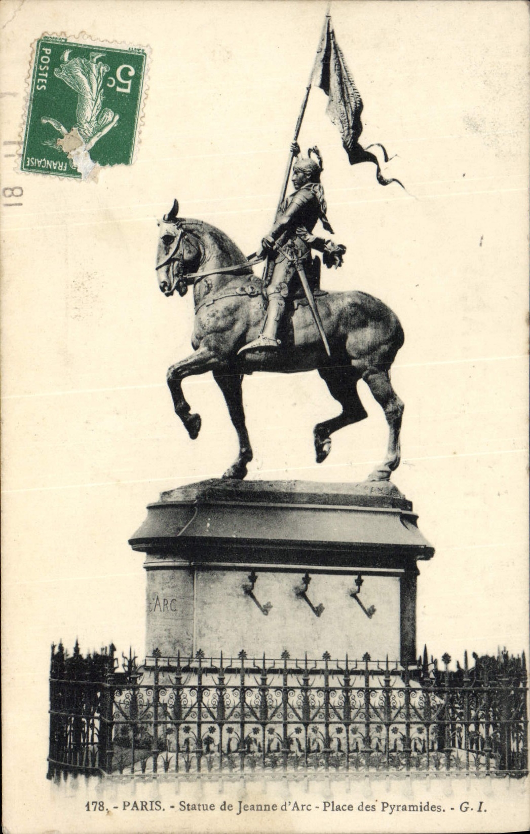 CPA Paris Statue de Jeanne d'Arc Place des Pyramides