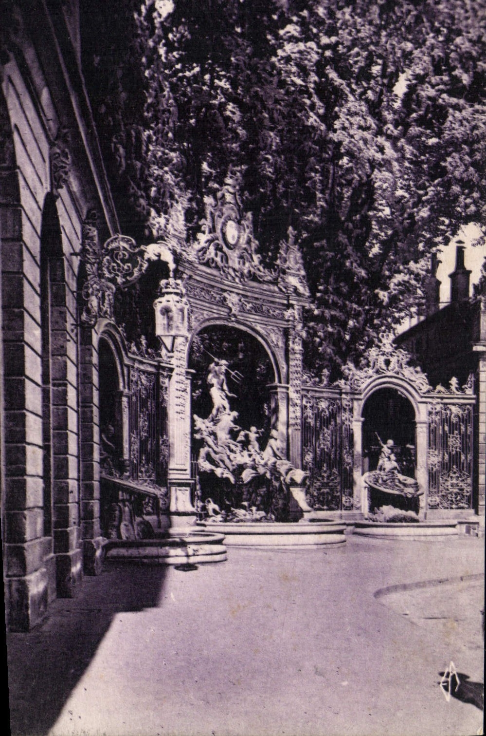 CPA Nancy La Ville Aux Portes D or Fontaine de Neptune 
