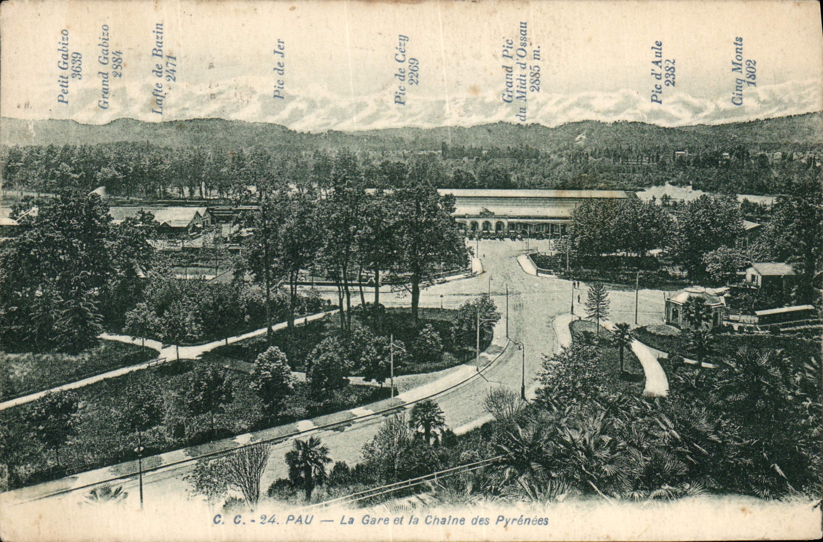 CPA Pau La Gare et la Chaine des Pyrenees 