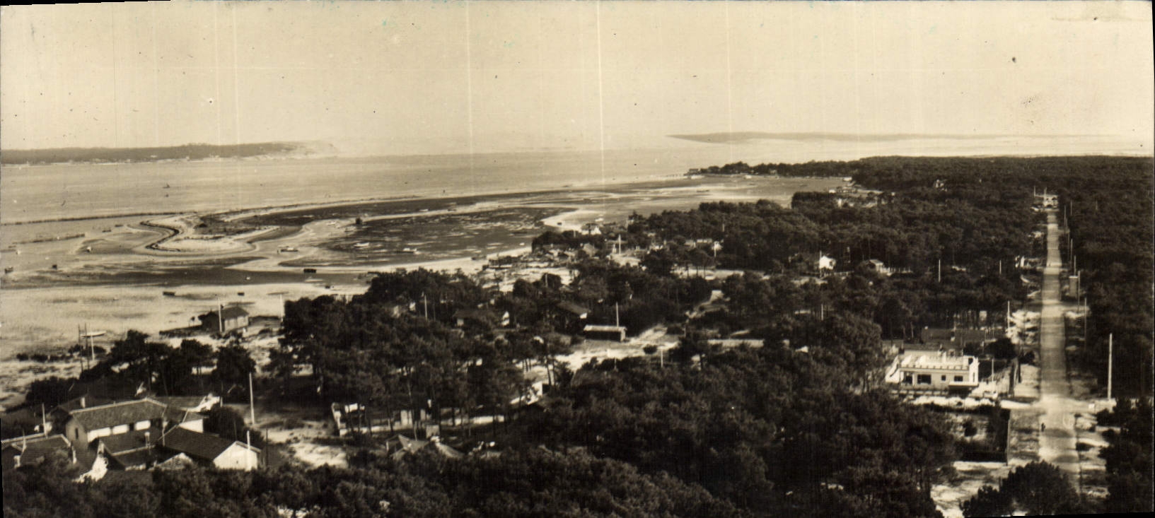 CPA Bassin d Arcachon Cap Ferret Gironde Vue generale vers les Passes Au fond la grande dune du Pyla