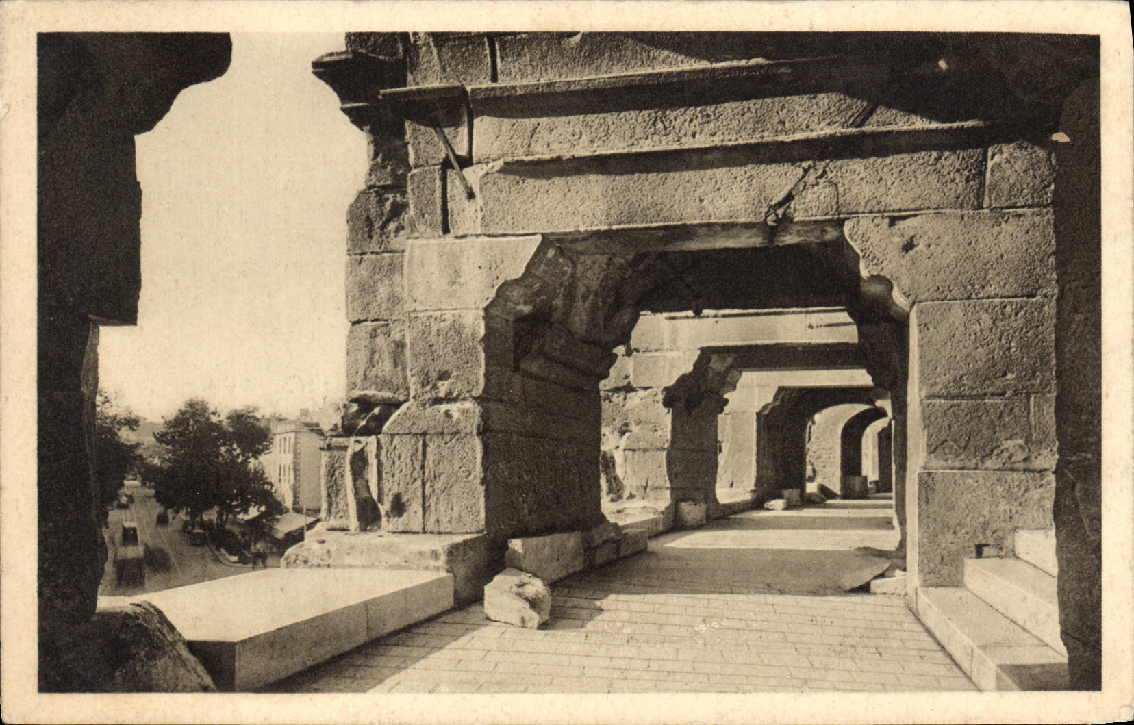 CPA Nimes Les Arenes Galeries exterieures 