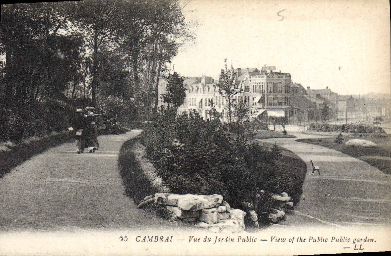 CPA Cambrai Vue du jardin Public