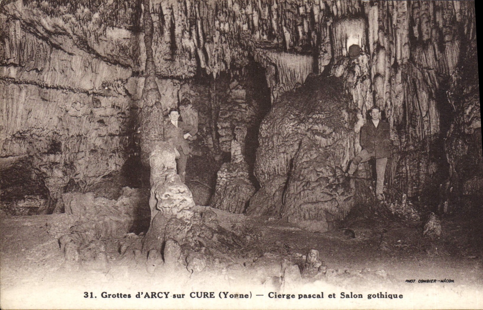 CPA Grottes d'Arcy sur Cure (Yonne) Cierge pascal et Salon gothique