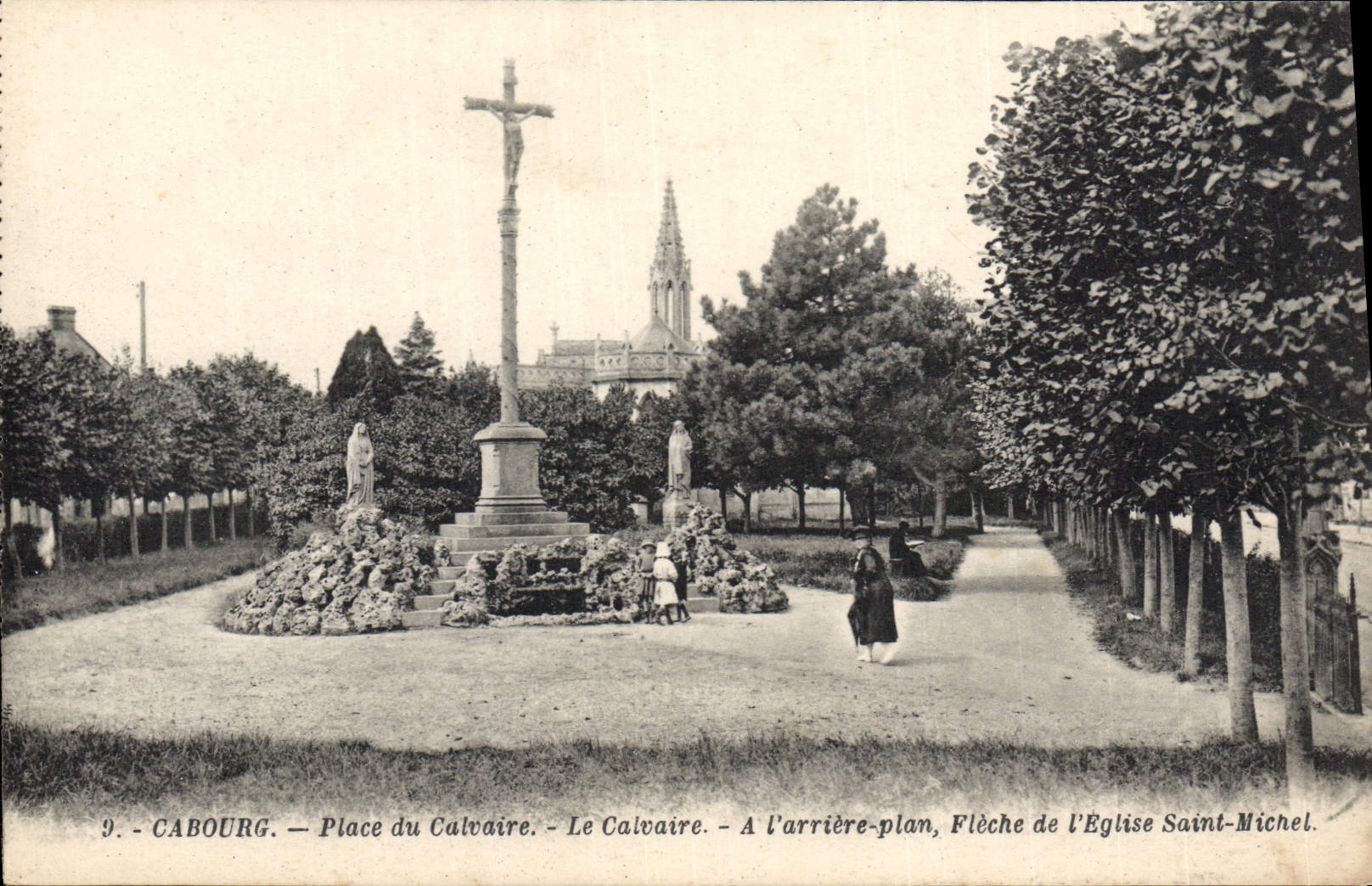 CPA Cabourg Place du Calvaire Le Calvaire a L'arriere plan Fleche de l'Eglise Saint Michel