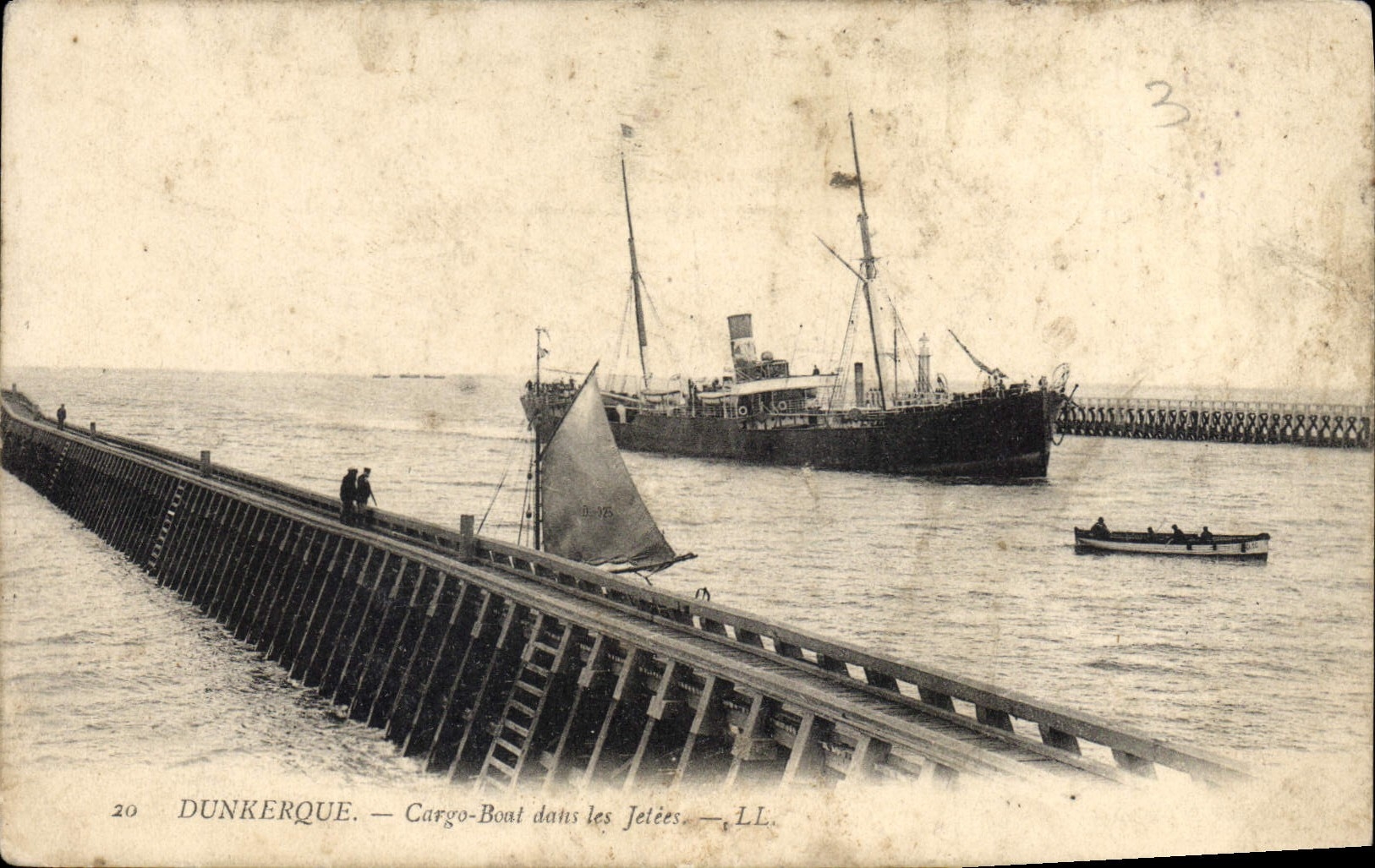 CPA Dunkerque Cargo Boad dans les Jetees