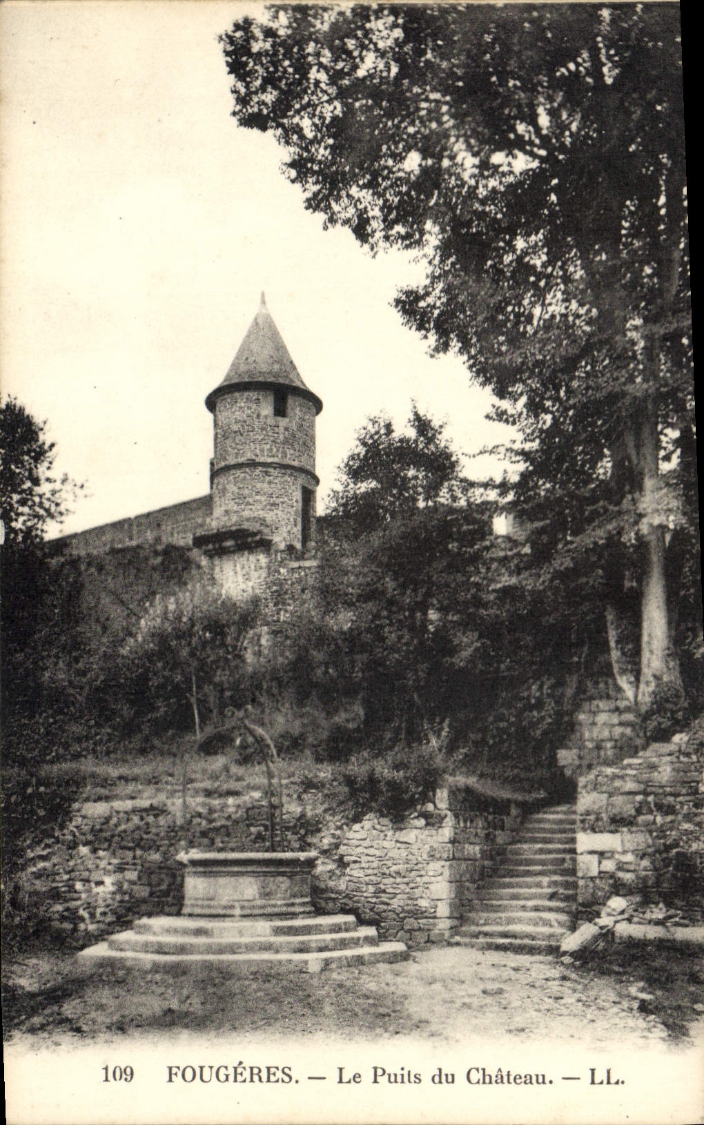 CPA Fougeres Le Puits du Chateau