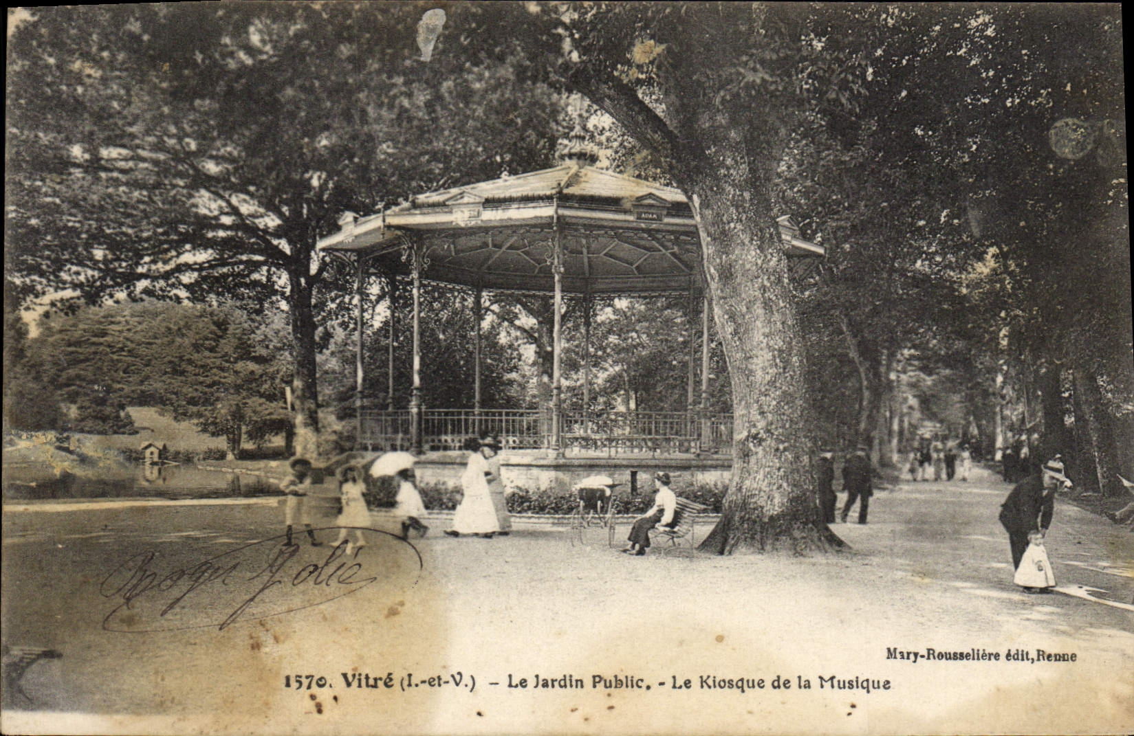 CPA Vitre (I et V) Le jardin Public Le Kiosque de la Musique