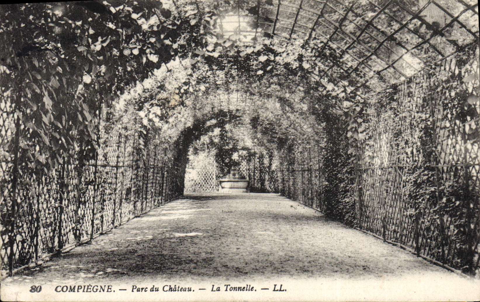 CPA Compiegne Parc du Chateau La Tonnelle