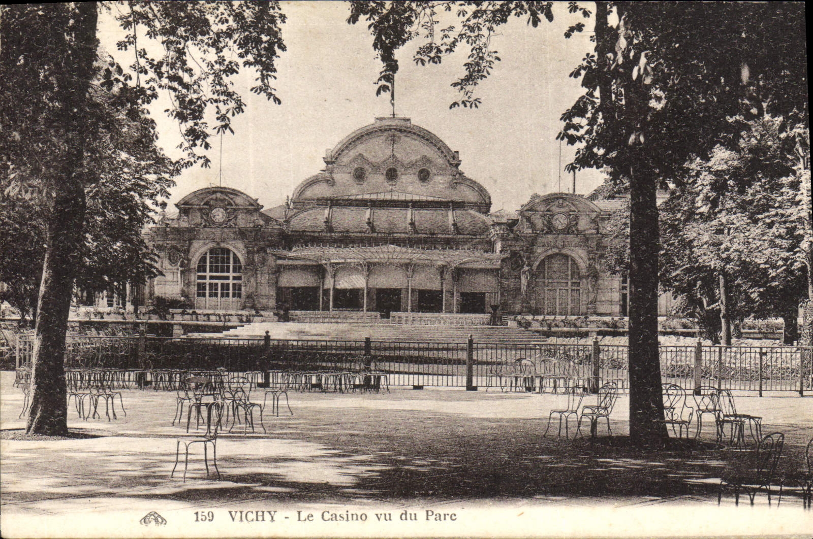 CPA vichy Le Casino vu du Parc