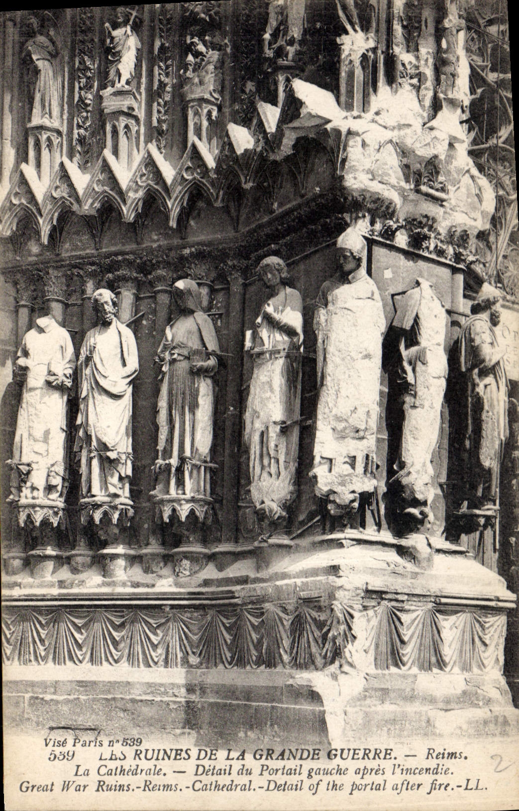 CPA Les Ruines de la Grande Guerre Reims La Cathedrele Detail du Portail gauche apres l'incendie