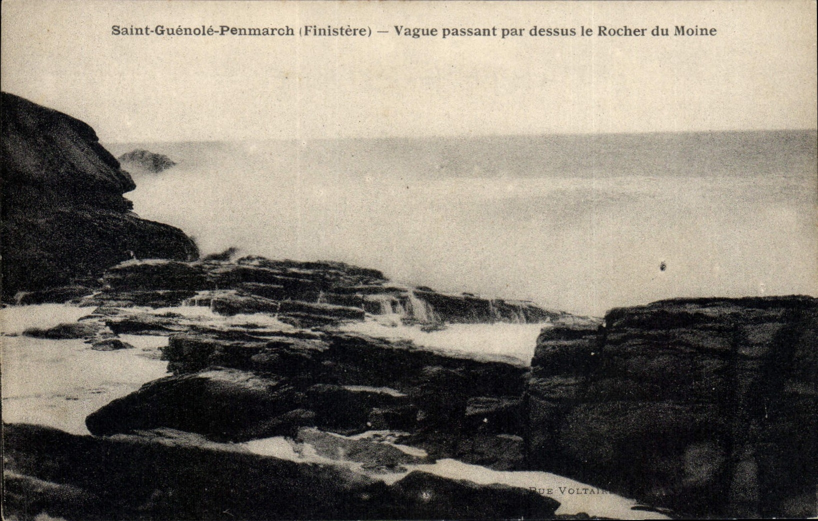 CPA Saint Guenole Penmarch (Finistere) Vague passant par dessus le Rocher du Moine