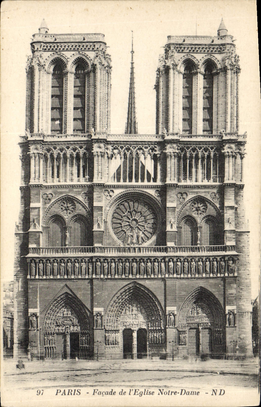 CPA Paris Facade de l'Eglise Notre Dame
