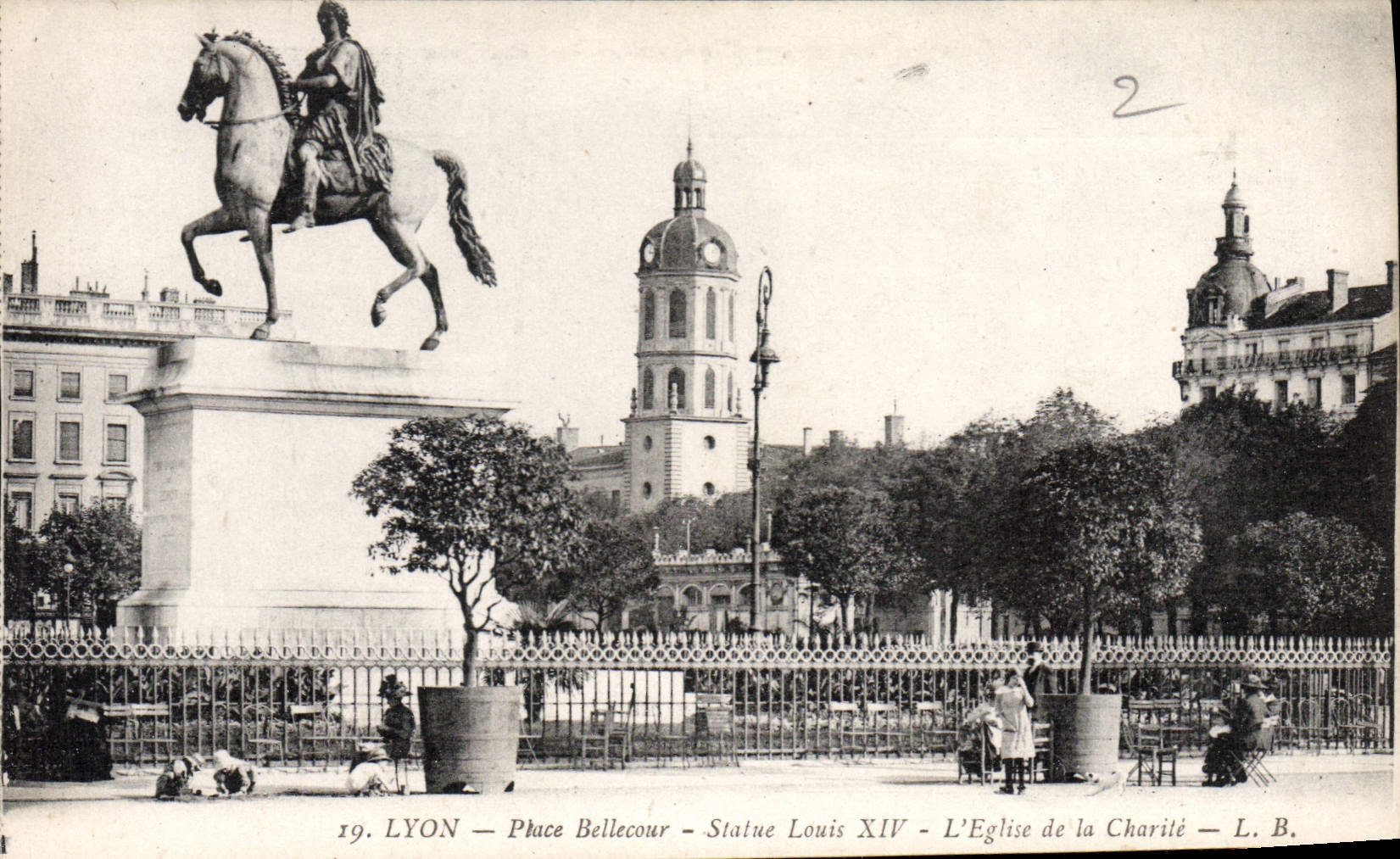 CPA Lyon Place Bellecour Statue Louis XIV L'Eglise de la Charite