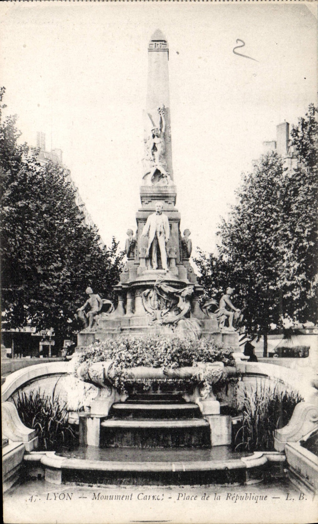 CPA Lyon Monument Carres Place de la Republique