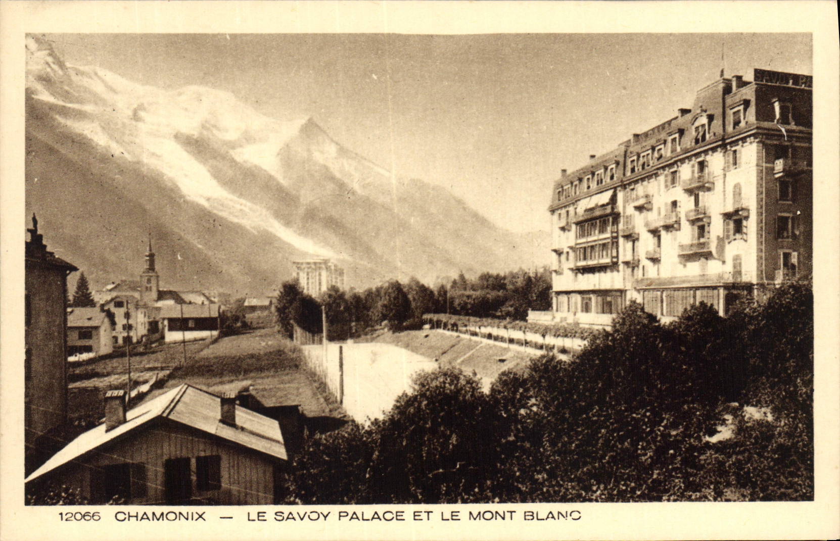 CPA Chamonix Le Savoiy Palace et le Mont Blanc