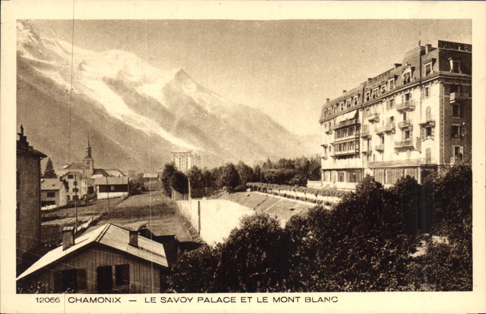CPA Chamonix Le Savoy Palace et le Mont Blanc