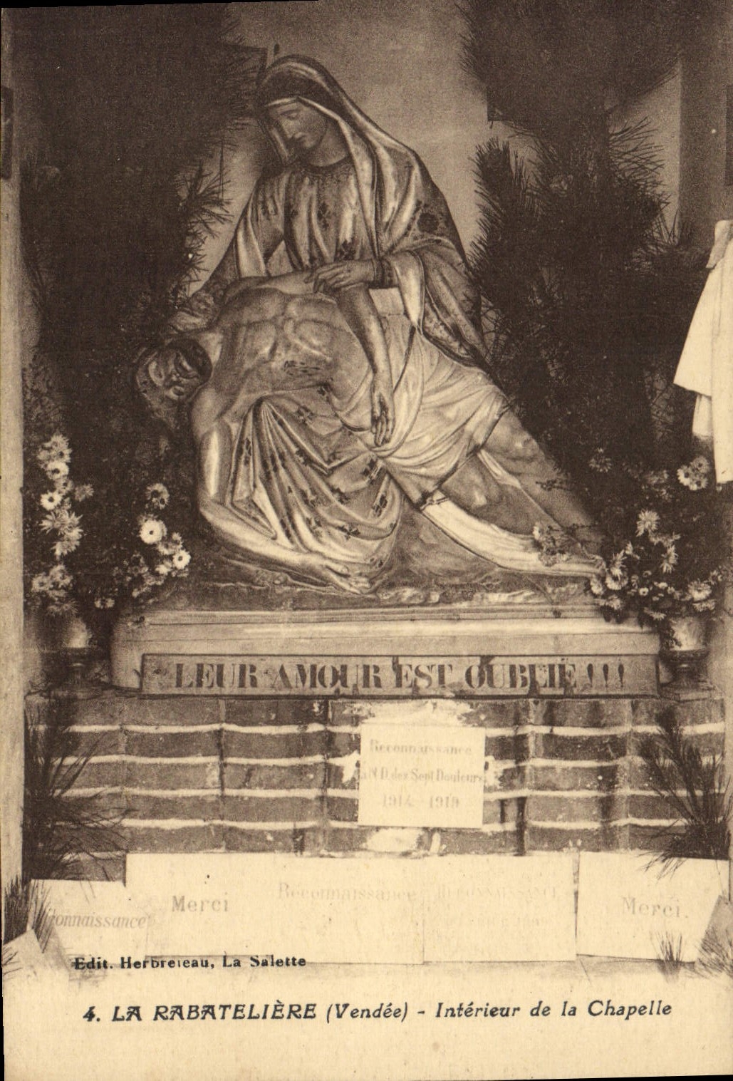 CPA La Rabateliere (Vendee) Interieur de la Chapelle