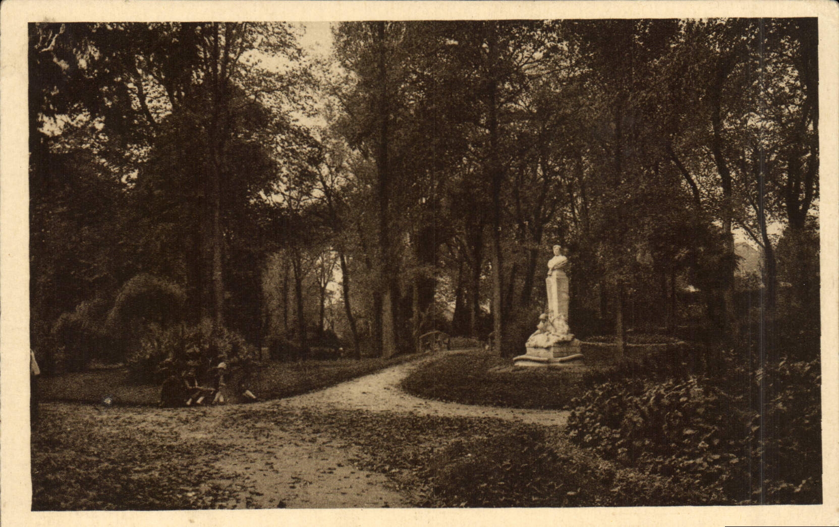 CPA Poitiers (Vienne) Le Poitou Pittoresque Le Jardin angiaix du Parc de Blossac
