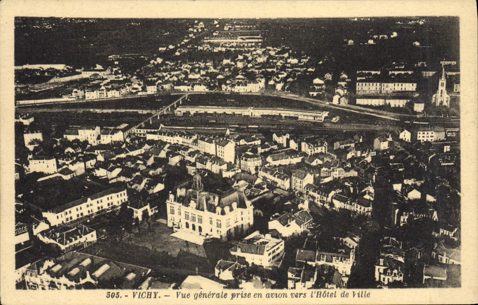 CPA Vichy Vue generale prise en avion vers l'Hotel de Ville