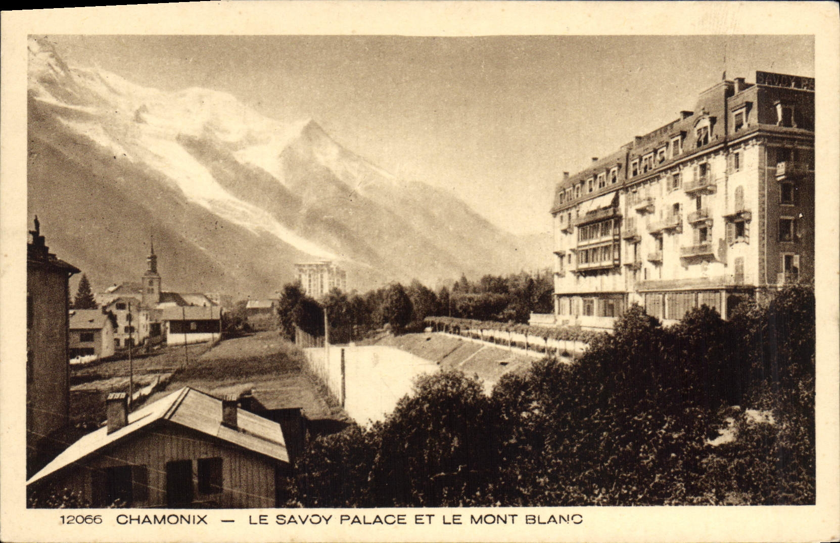 CPA Chamonix Le Savoy Palace et le Mont Blanc