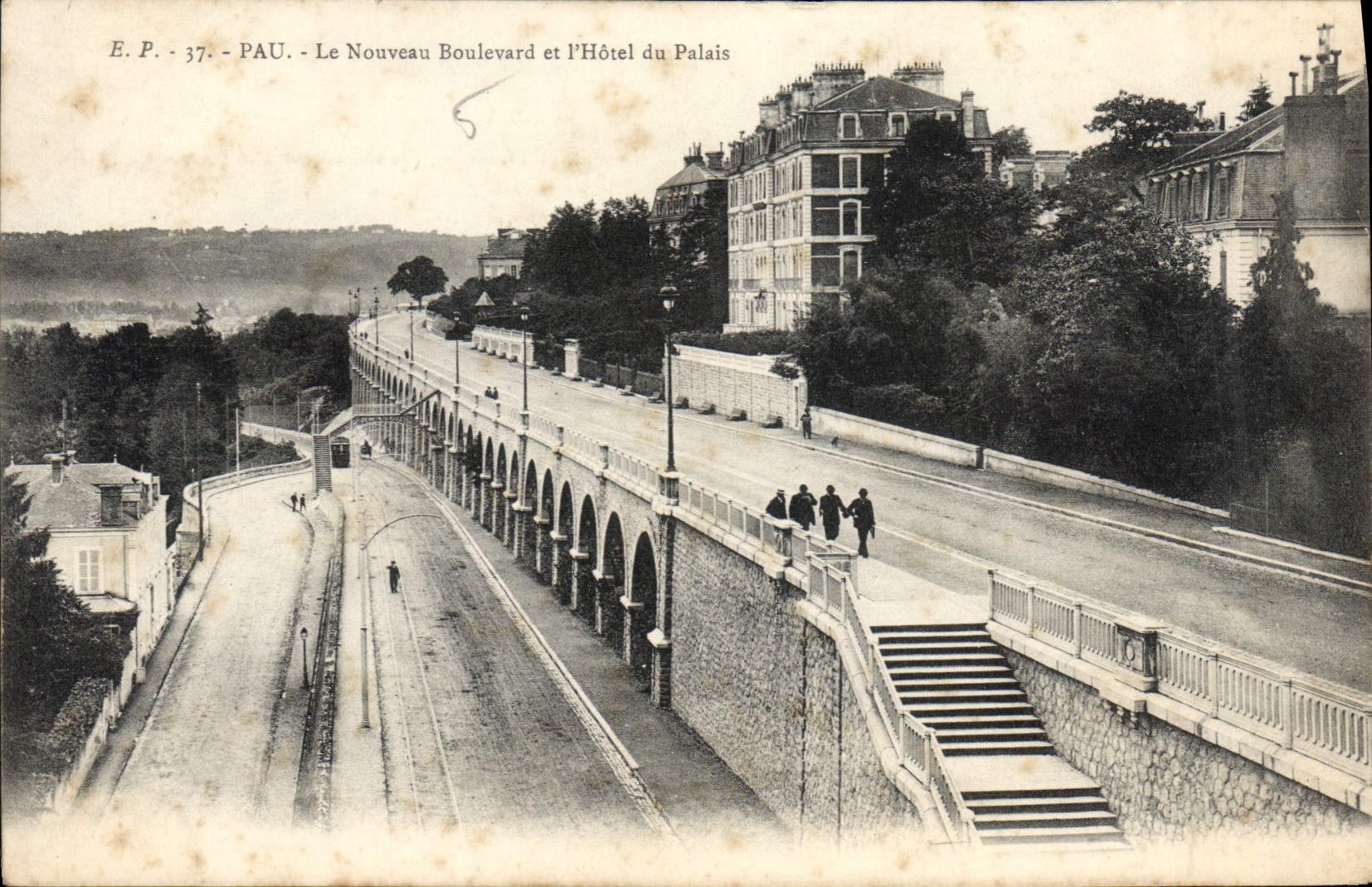 CPA Pau Le Nouveau Boulevard et l'Hotel du Palais
