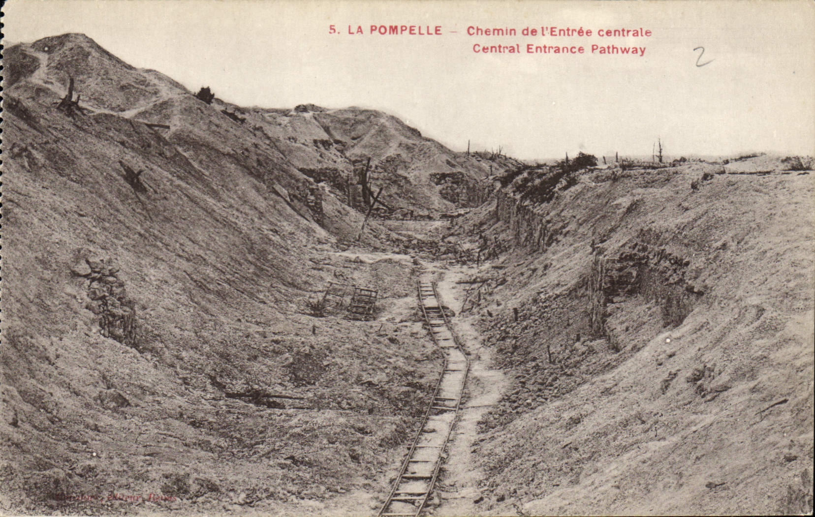 CPA La Pompelle Chemin de l'Entree centrale Militaria