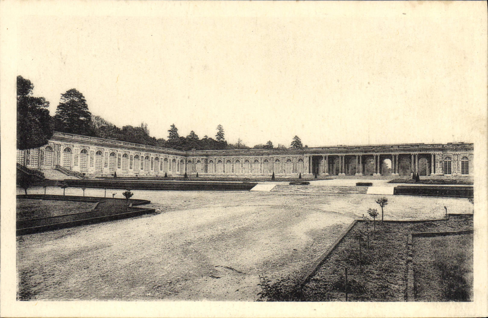 CPA Grand Trianon Facade sur les Jardins Versailles
