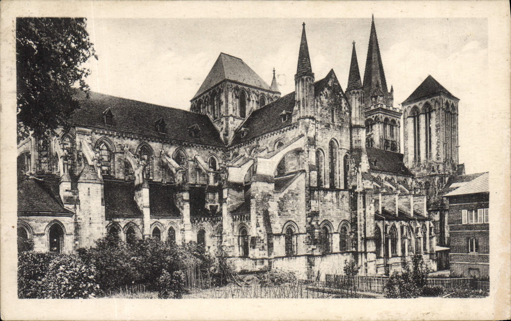 CPA Lisieux Abside de la Cathedrale Saint Pierre