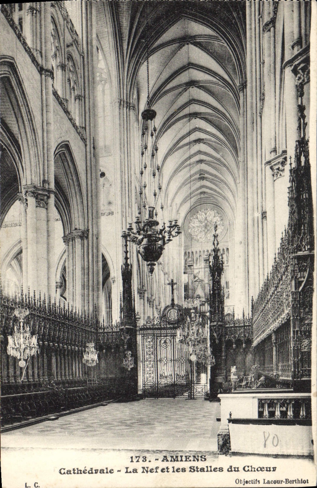 CPA Amiens Cathedrale La Nefet et les Stalles du Choeur