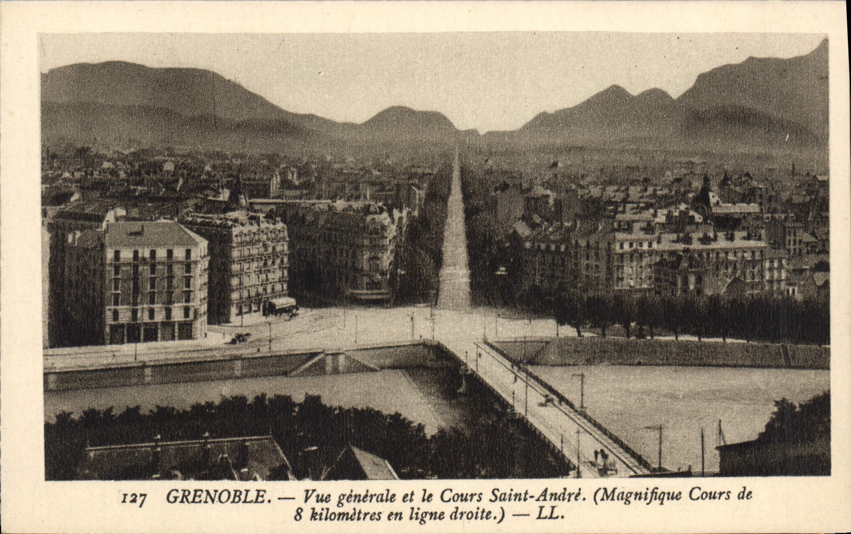 CPA Grenoble Vue generale et le Cours Saint Andre (Magnifique Cours de 8 kilometres en ligne droite)