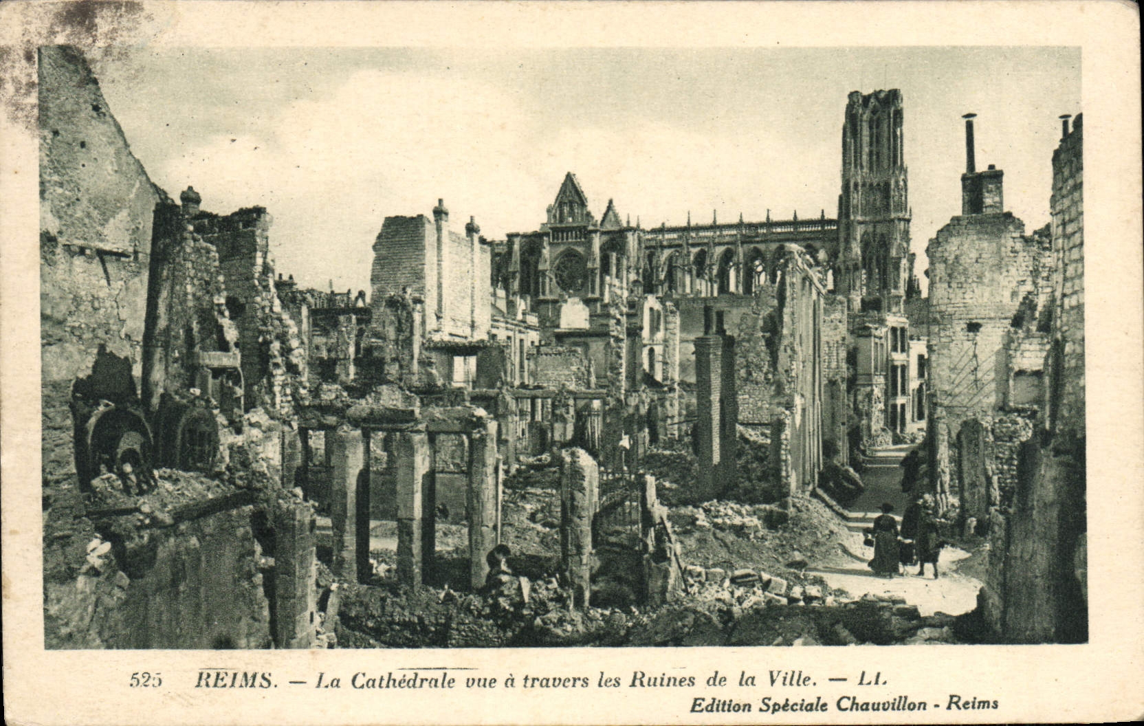 CPA Reims La Cathedrale vue a Travers les Ruines de la Villes