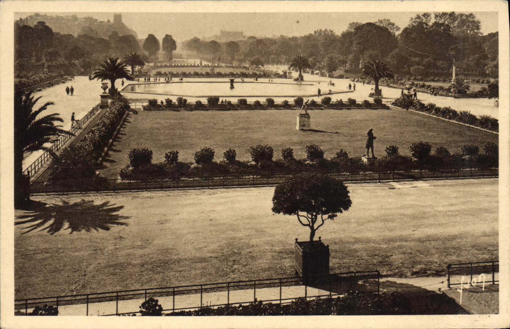 CPA Les Jardins du Luxembourg vus de la Bibliotheque du Senat