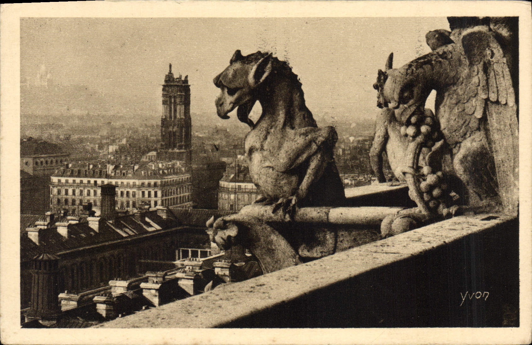 CPA Paris En Flanant Notre Dame de Paris A gauche des Chimeres la Tour St Jacques et le Sacre Coeur