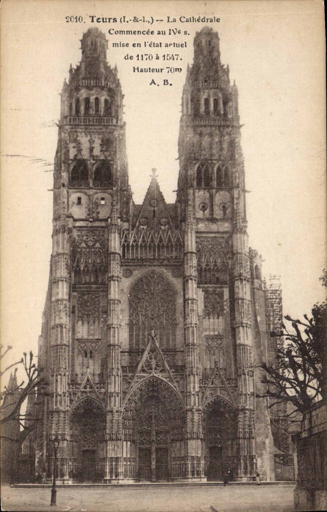 CPA Tours (I et I) La Cathedrale Commencee au IVe s mise en l'etat actuel de 1170 a 1547 Hauteur 70