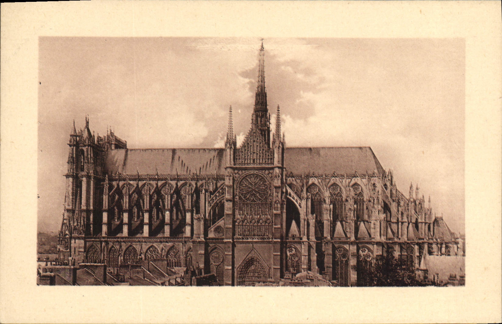 CPA Amiens Façade Sud de la Cathedrale