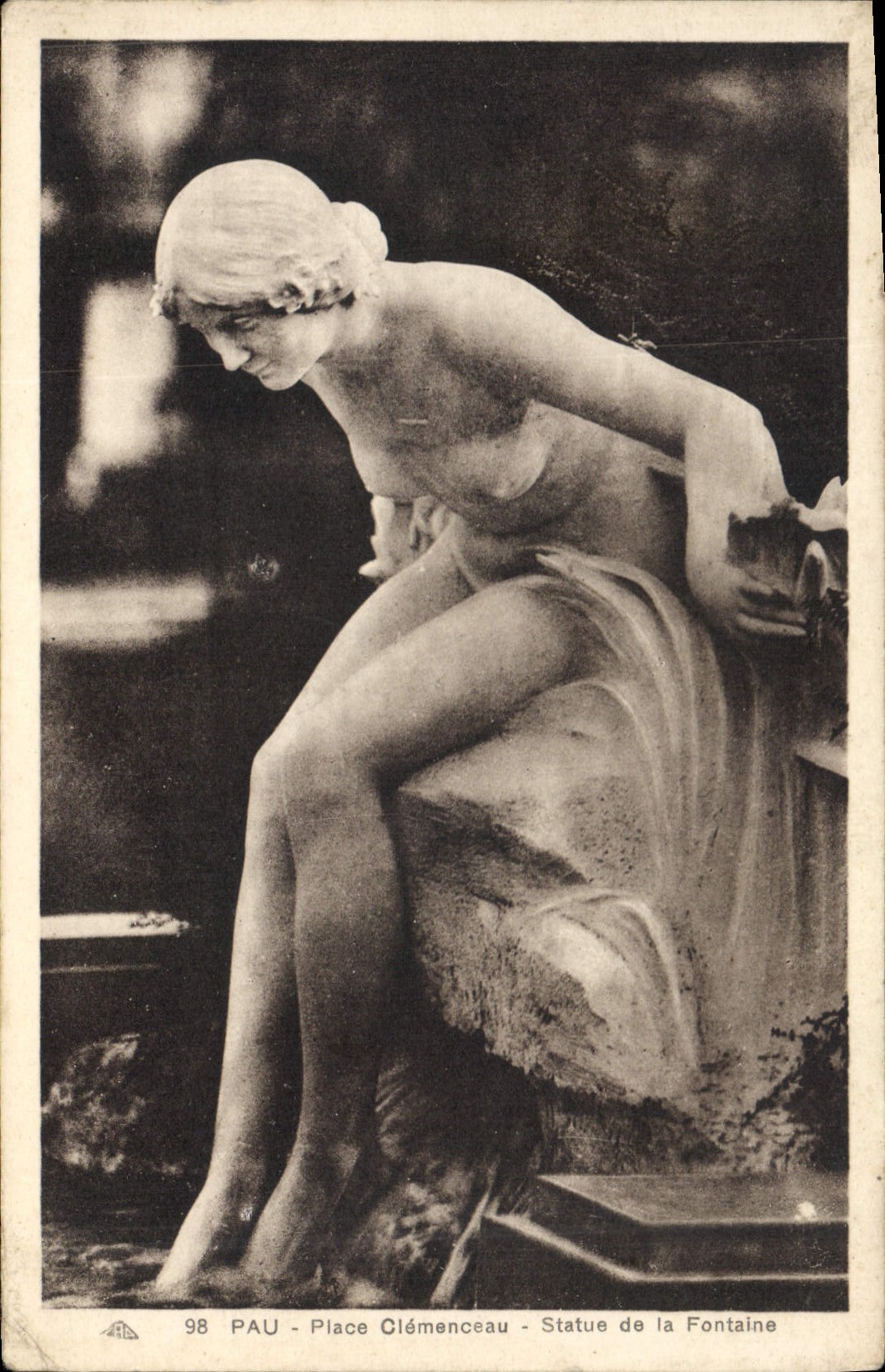 CPA Pau Place Clemenceau Statue de la Fontaine